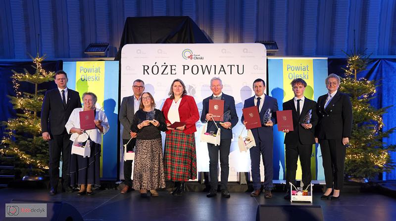 Róża Powiatu dla pani Dyrektor Anny Meryk