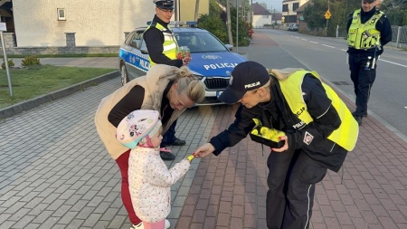 Odblaskowa Szkoła: działania profilaktyczne z udziałem Policjantów KPP w Oleśnie