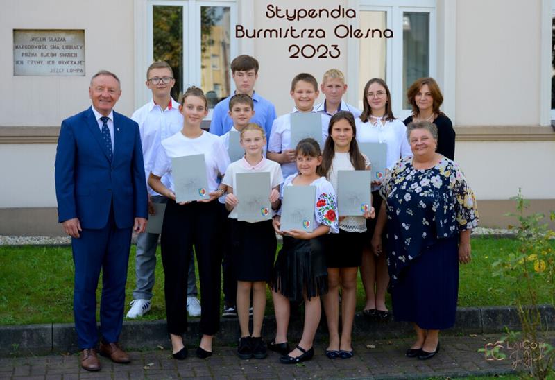 Stypendia Burmistrza Olesna oraz nagrody  za osiągnięcia w roku szkolnym 2022/20...